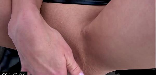 trendsDEUTSCHE BLONDINE GIBT BLOWJOB AM KÖLNER DOM
